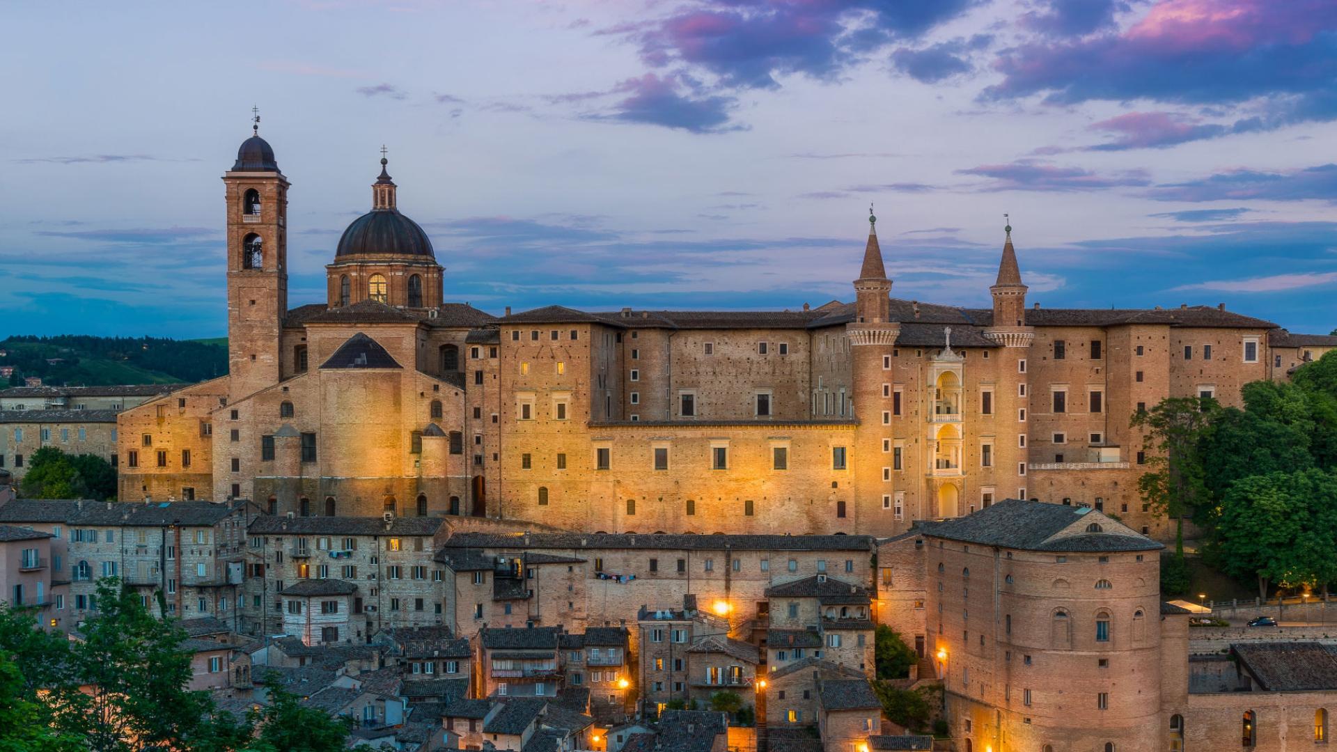 Palazzo Ducale di Urbino al tramonto, un capolavoro rinascimentale.
