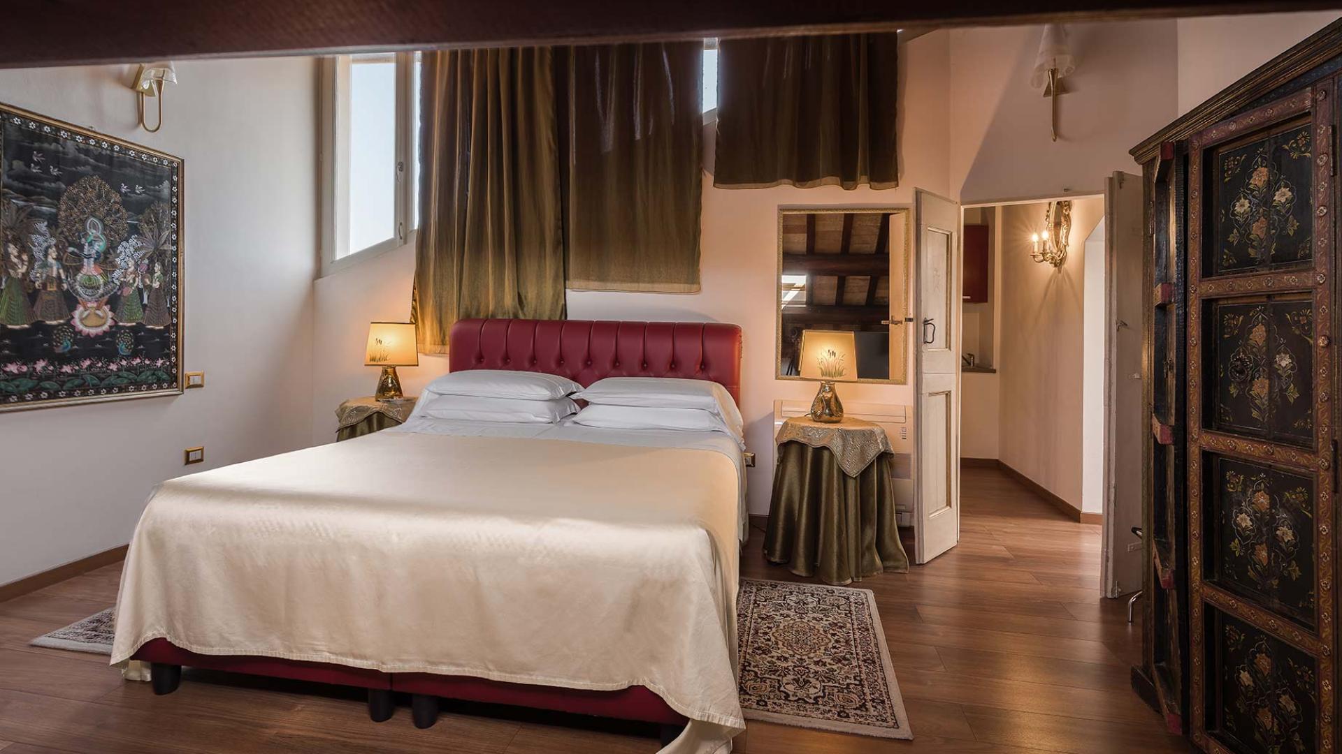 Camera da letto accogliente con arredi eleganti e decorazioni artistiche.