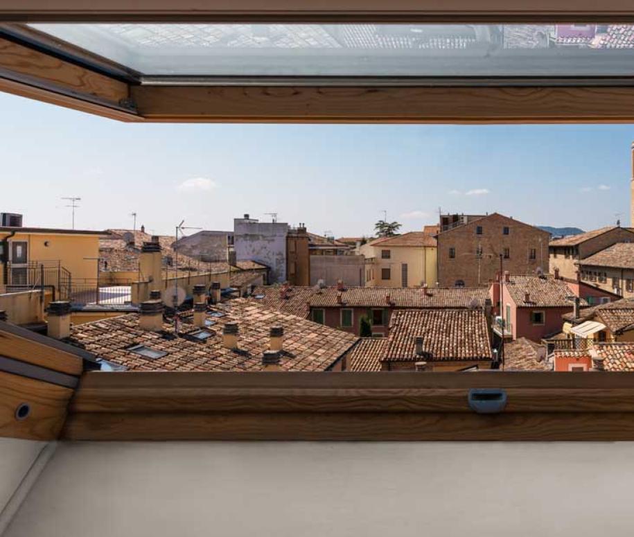 Vista sui tetti di una città storica con campanile.