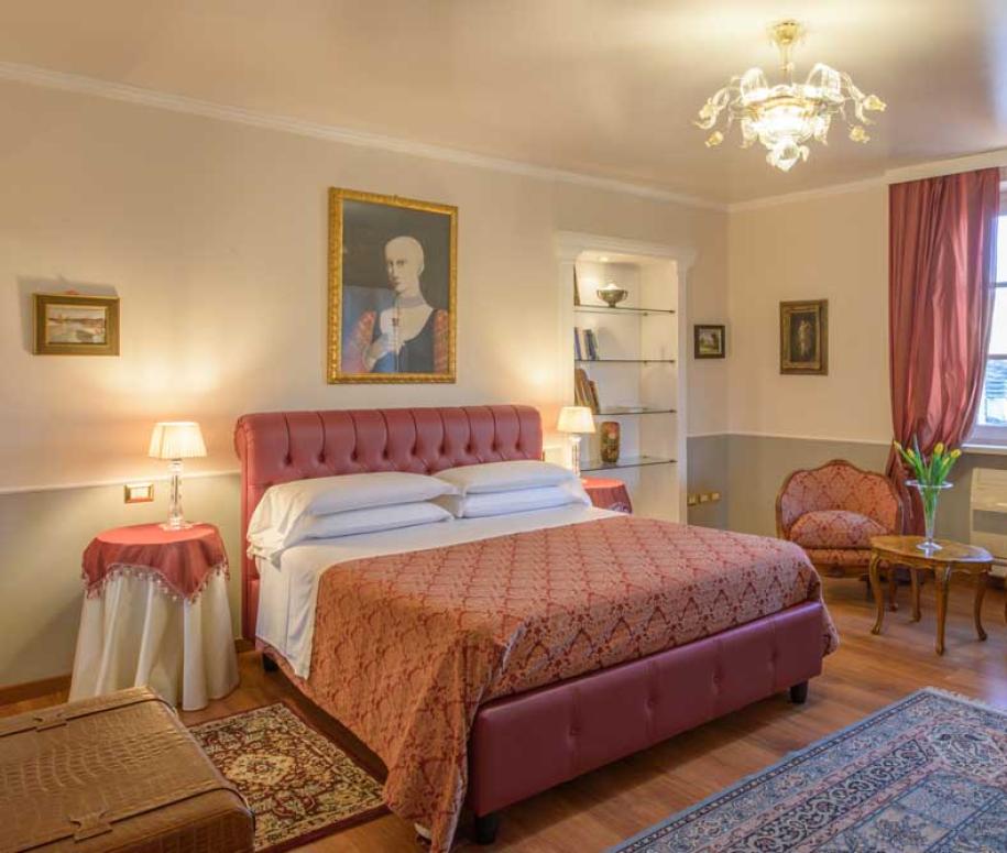 Camera elegante con letto matrimoniale, mobili classici e decorazioni raffinate.