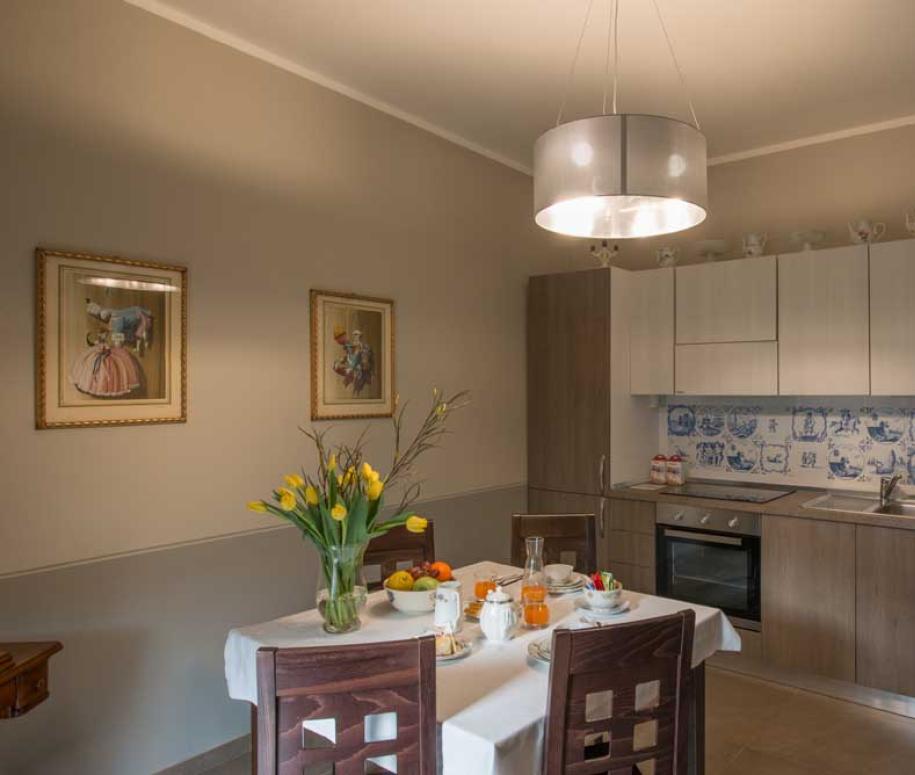 Cucina moderna con tavolo apparecchiato e decorazioni eleganti.
