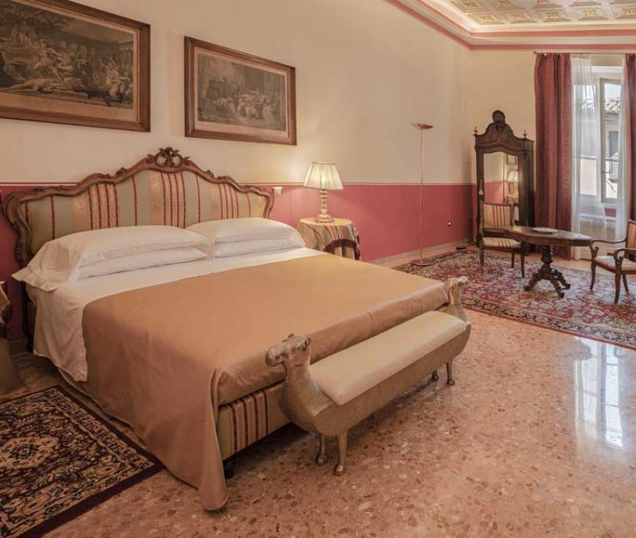 Camera da letto elegante con mobili antichi e decorazioni classiche.